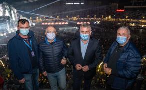 Lucian Bode a îmbinat utilul cu plăcutul şi a luat pulsul festivalului, la Untold. Ministrul de Interne şi Emil Boc, în zona VIP de pe Cluj Arena