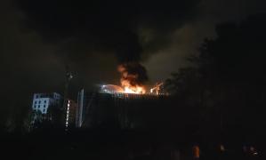 Primele ipoteze în cazul incendiului de la blocul cu 12 etaje din București. Oamenii, panicați de bubuiturile puternice și flăcările intense