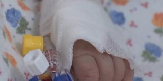 O fetiţă de nici doi ani din Iaşi a ajuns la spital, în comă. Reacţia de groază a medicilor spune totul: "Unde a trăit copilul ăsta?". Mama ar fi muşcat-o