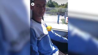 Dosar penal pentru un tânăr care s-a îmbrăcat cu o cămaşă cu însemnele Poliţiei şi a plecat cu maşina la plimbare prin oraş, în Târgu Jiu