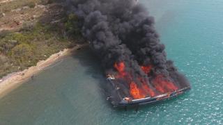 Navă înghițită de flăcări în portul Lefkada. Ambarcațiunea de aproape un milion de euro s-a făcut scrum