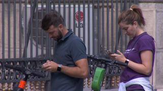 Statul pe telefon în poziție incorectă, sursa durerilor supărătoare de gât și de spate. Sfaturile specialiștilor