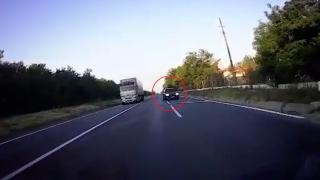 Accident evitat în ultima clipă, după o depășire de infarct a unui șofer de BMW, pe linie continuă