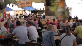 100.000 de persoane, jumătate faţă de cât se aşteptau organizatorii, au participat la Oktoberfest, în Brașov. Berea și carnea de struț, vedetele festivalului