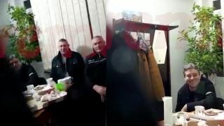 Misiunea unor poliţişti din Bârlad: Să se îmbete alături de şeful lor. Nu a contat că unii dintre ei erau în timpul programului