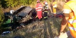 Imagini de groază pe un drum din Dolj, după ce un șofer de 26 de ani a intrat cu mașina pe contrasens. O femeie a murit după impact