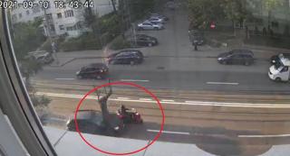 Momentul în care o şoferiţă din Iași trage de volan și izbeşte un motociclist, aruncându-l pe contrasens