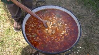 Atmosferă de sărbătoare la concursul gastronomic din Stațiunea Tășnad. Turiştii s-au bucurat de preparatele tradiţionale