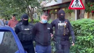 Scandal între clanuri rivale, la o nuntă din Iași. Doi interlopi s-au alergat cu sabia prin vie, când toată familia stătea la masă