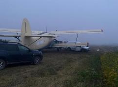 Avionul contrabandiștilor, capturat de polițiștii din Republica Moldova, se întorcea din România, unde a transportat țigări de contrabandă