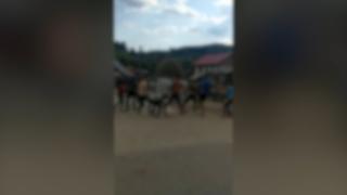 Bătaie cu bâte între femei, bărbaţi şi copii deopotrivă, pe o stradă din Argeş. Poliţiştii veniţi să aplaneze conflictul s-au făcut că nu văd