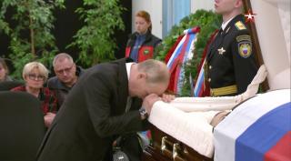 Vladimir Putin, plin de durere la sicriul fostului său bodyguard. Fost agent KGB, Evgheni Zinicev a murit în timpul unui exercițiu. VIDEO