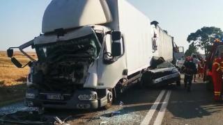 "Muream amândoi!" Ford Fiesta strivit între două TIR-uri, la intrarea în Balș. Șoferul a scăpat ca prin minune, după o manevră de ultim moment