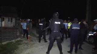 Primele explicații ale Poliției din Argeș, după scandalul din Vlădești. Agent filmat cum privește pasiv bătaia cu bâte și pietre