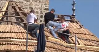 Biserica din Gurasada, în plin proces de restaurare. Zeci de tineri voluntari muncesc la refacerea monumentului istoric