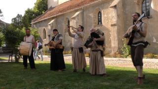 Întoarcere în timp la Festivalul medieval de la Ghimbav. Turist: "Îmi place foarte mult pentru copii. Să vadă şi ei cum au fost anumite momente din istoria nostră"