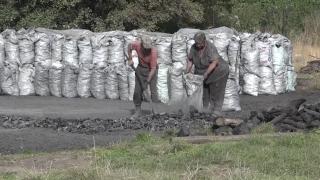 Tabără pentru salvarea meșteșugul de cărbunar, în Lupeni. Cum se face cărbunele în mod tradiţional