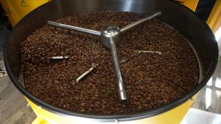 Se scumpește cafeaua, din cauza restricțiilor cauzate de pandemie. Marii producători nu mai pot onora cererea