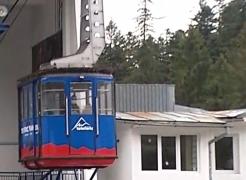 Mai mulți muncitori au rămas blocați în telecabină, după ce o stâncă a lovit cablul. Bolovanul ar fi fost dislocat de un urs