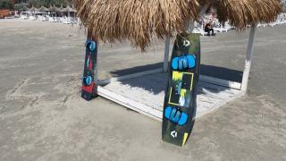 Sport extrem în valurile mării. Pasionaţii de kitesurfing testează adrenalina la maxim