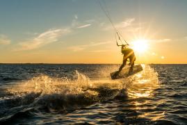 Kitesurfing-ul, tot mai popular în România. La Mamaia, pasionații acestui sport au făcut un adevărat spectacol, printre valuri