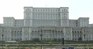 Proiecţii de lumini pe clădirea Parlamentului. Unele dintre cele mai mari artere ale Bucureştiului, destinate exclusiv pietonilor