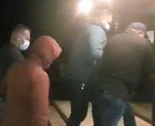 Atac în stil mafiot asupra a doi jurnaliști și a unui activist de mediu. Patru dintre agresori au fost reținuți