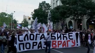 Manifestaţii violente în Serbia. Oamenii protestează faţă de introducerea certificatului digital. Mai multe steaguri au fost arse
