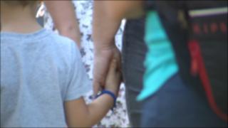 Revoltă printre părinţi, după apariţia unei cărţi care îi învaţă cum să îşi bată copiii: "Am rămas absolut şocată. Unde să îi lovim, cum, de la ce vârstă să îi lovim"