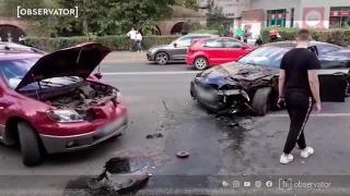 Accident în lanţ la Timişoara. Şoferul unui autoturism a intrat pe contrasens şi a lovit alte două maşini. O persoană a fost rănită
