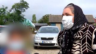 Învăţătoare acuzată că a bătut cu cartea în cap o elevă de 8 ani. Fetiţei îi e frică să mai meargă la ore şi se blochează la porţile şcolii. Bunică: Să dea într-un copil ca într-un animal?