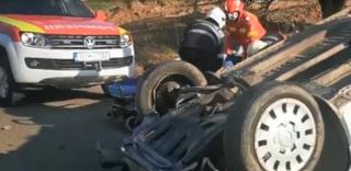 A intrat cu taxi-ul într-o maşină parcată şi a rămas încarcerat. Accident teribil provocat de un taximetrist beat, în Dej