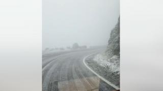 La munte a venit iarna. A nins la Bâlea Lac, iar pe Transfăgărășan s-a depus un strat subţire de zăpadă