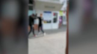 "Astăzi o să-ţi sparg capul!" Un elev din Harghita, snopit în bătaie în faţa şcolii, refuză să mai meargă la cursuri: "Nu puteam, mamă, să fac nimic"