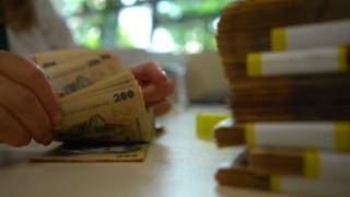 Lipsa educaţiei financiare goleşte buzunarele de la un salariu la altul. Sfaturi pentru un buget echilibrat: cum putem economisi timp şi bani?