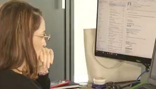 Sistemul de muncă hibrid, un motiv de frustrare pentru angajaţi. Oamenilor le lipseşte interacţiunea cu colegii