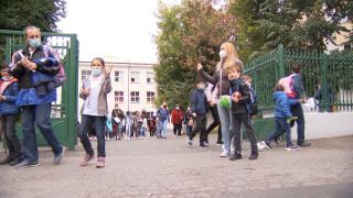 Copiii şi tinerii, testaţi pe banii părinţilor dacă vor să meargă la cinema sau restaurant. Federaţia părinţilor: "Mi se pare o prostie. Nu poţi să abuzezi de copil, înseamnă că îi închizi toate porţile"