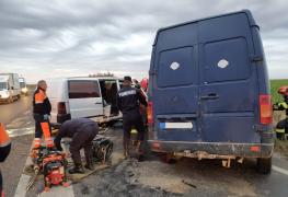 Filmul tragediei cu patru morți din Ialomița. Unul dintre șoferii celor două dube ar fi adormit la volan