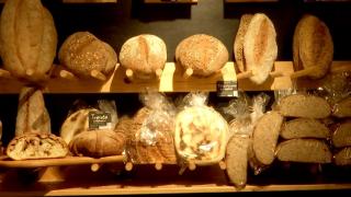 Scumpiri în lanţ, de la producător, până pe mesele românilor. Fermierii cred că o pâine va costa şi cu 50% mai mult