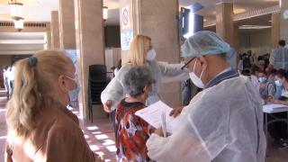 A treia doză anti-COVID, administrată cu programare sau direct în centrele de vaccinare. Cine poate opta pentru echipe mobile