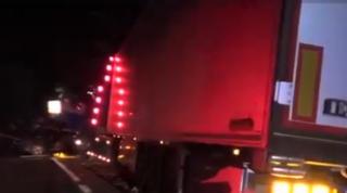 Patru oameni au murit după ce maşina a intrat pe contrasens şi a izbit un TIR, în Lugoj: un copil de 16 ani şi doi tineri de 19 ani, printre victime