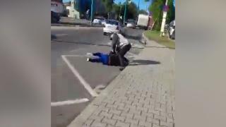 Controlorii s-au năpustit cu pumni şi picioare asupra unui călător fără bilet, în Timişoara. Vina, aruncată dintr-o parte în alta: "A sărit cu cuţitul la noi!"