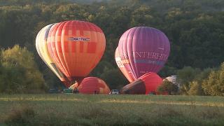 Spectacol de baloane cu aer cald în Câmpu Cetăţii din Mureş. Turiştii s-au bucurat de o privelişte care îţi taie răsuflarea