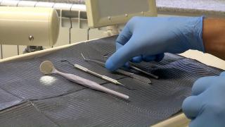 Preţurile piperate şi teama de dentist ţin oamenii departe de cabinetul stomatologic. Consecinţele sunt dramatice: 7 din 10 români au dinţi lipsă