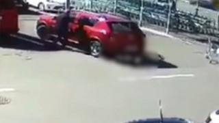 A dat cu maşina peste o femeie în parcarea unui supermarket, după care a accelerat, călcând-o şi lovind alte două autovehicule