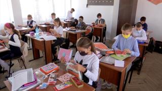Mereu aproape şi împreună pentru educaţie. În luna septembrie dăruim speranţă: mii de copii primesc câte un ghiozdan complet echipat pentru şcoală
