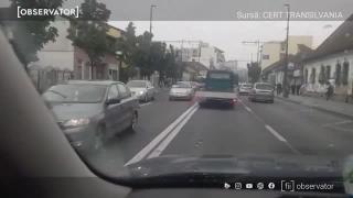 Un bărbat beat, care abia se mai ţinea pe picioare, a fost oprit în trafic de şoferii clujeni. La un pas să lovească un troleibuz, a provocat haos pe şosele. "Scoate-i cheia! E mort de beat!"