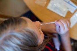 Criză de teste COVID în şcoli. Unităţile de învăţământ şi DSP-ul aruncă vina dintr-o parte în alta, iar elevii sunt prinşi la mijloc