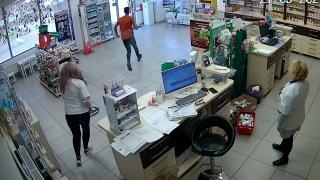 Hoţ căutat după ce a furat două parfumuri dintr-o farmacie din Târgu Mureş