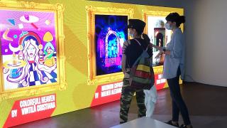 Expoziţie fizică de artă digitală. În România, Delia a fost primul artist care şi-a scos la licitaţie o piesă sub forma unui NFT